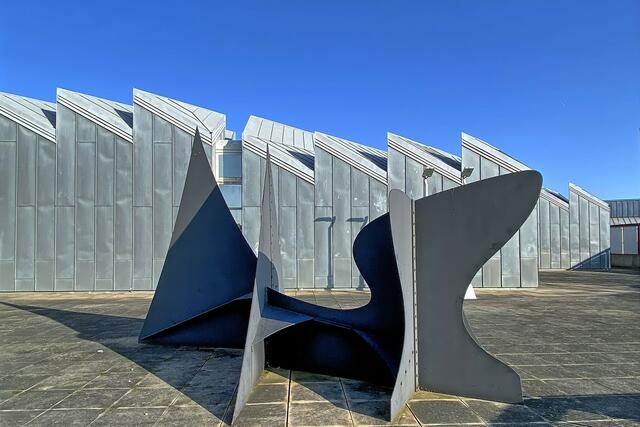 Alexander Calder: Pointes et Courbes (Spitzen und Kurven), 1970. Das Stabile ist Blickpunkt auf der Dachterrasse.    | Foto: ©Margot Klütsch