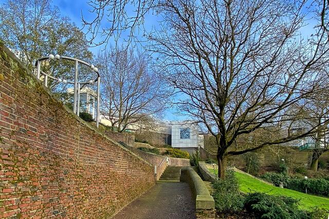 Museumsgebäude und oberer Teil des Skulpturengartens. | Foto: ©Margot Klütsch