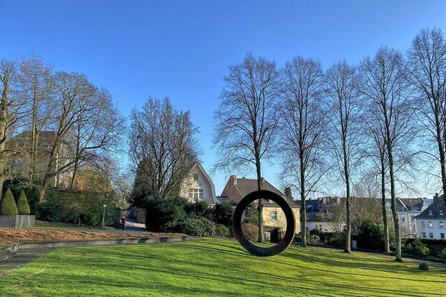 Labiles Gleichgewicht: Mauro Staccioli: Anulo (2001). Der "Ring" ist ein Eyecatcher im Museumsgarten.  | Foto: ©Margot Klütsch