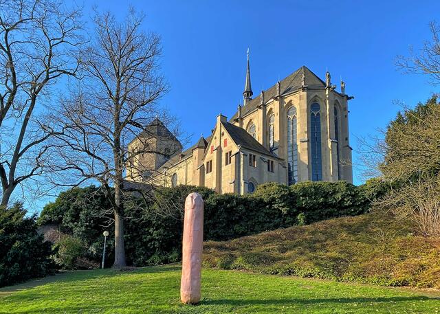 Franz West: Flause (1998). Die rosafarbene Skulptur mit Blick auf die Abteikirche weckt Assoziationen aller Art: "Ein Schuft, wer Böses dabei denkt"!  | Foto: ©Margot Klütsch