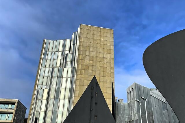 Alexander Calder: Pointes et Courbes  = Spitzen und Kurven) (1970) mit Blick auf die Museumsbauten. | Foto: ©Margot Klütsch