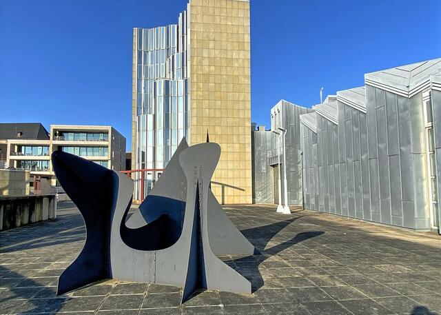 Alexander Calder: Pointes et Courbes (Spitzen und Kurven), 1970. Das Stabile ist Blickpunkt auf der Dachterrasse.    | Foto: ©Margot Klütsch