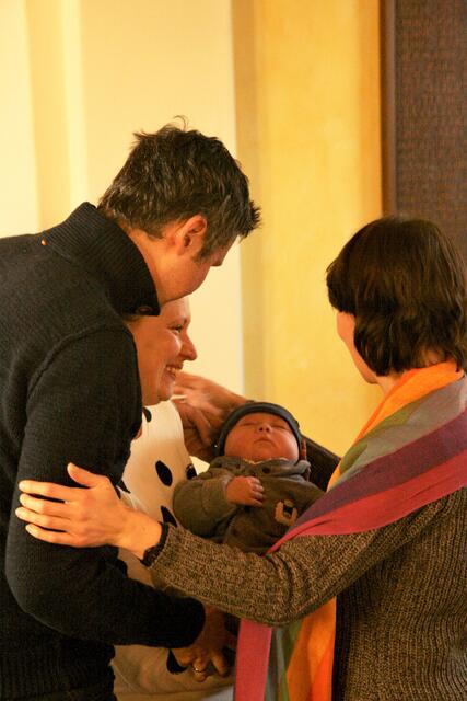 Das Archivfoto zeigt den schläfrigen Emil, der bei einer der ersten Segensfeiern im Duisburg Norden - 2019 starteten sie  - mit dabei war. Zu sehen ist er mit seinen Eltern (links) und Angela Krug vom Vorbereitungskreis der Segensfeiern.
Foto Sabine Merkelt-Rahm

