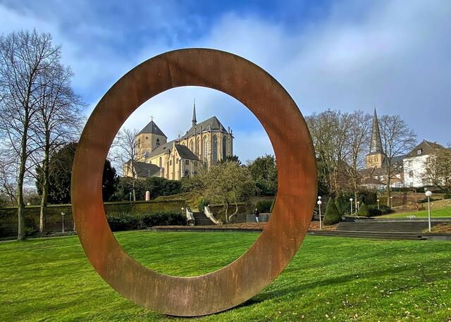 Mauro Staccioli: Anulo (2001). Der "Ring" ist ein Eyecatcher im Museumsgarten und eröffnet großartige Perspektiven wie hier auf die Abtei. | Foto: ©Margot Klütsch
