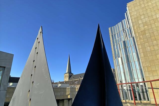 Alexander Calder: Pointes et Courbes = Spitzen und Kurven (1970) mit Marktkirche. Das Stabile ist Blickpunkt auf der Dachterrasse.    | Foto: ©Margot Klütsch