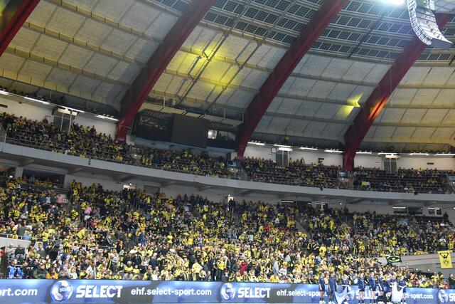 Rasch wurde die Halle "Alle in die Halle" voll...