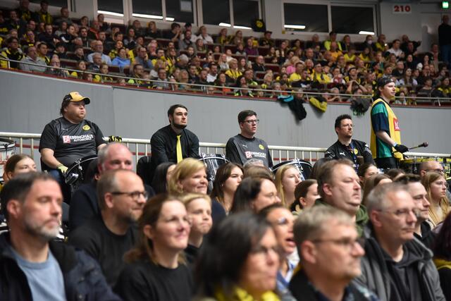 Die Südtribüne des Westfalenstadions fiebert in der Westfalenhalle mit, der Anführer der Trommler "schweigt" | Foto: Fotoarchiv Merkel und Merkel, Bronco54