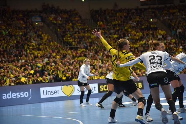 Januar 23 Westfalenhalle
BVB versus Siofok KC
Europacup letztes Gruppenspiel, 11112 Zuschauer, Weltrekord für Vereinshandball Damen
Bild: Emma Olsson, die schwedische Kreisläuferin | Foto: Fotoarchiv Merkel und Merkel, Bronco54