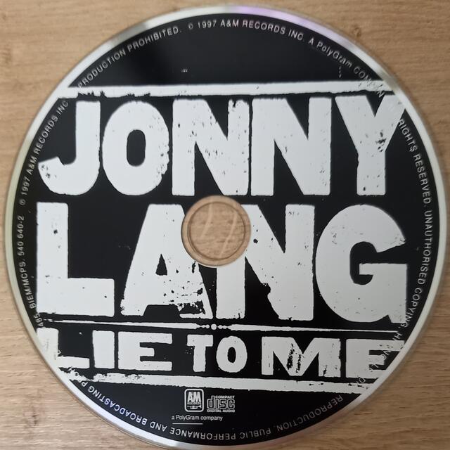 Mit 17 Jahren stürmte Johnny die "Frankfurter Batschkapp", 400 verzückte und unfassbar staunende Hessen feierten den 17jährigen Bluesman mit einer schwarzen Stimme...
Heute feiert Johnny den Flamenco