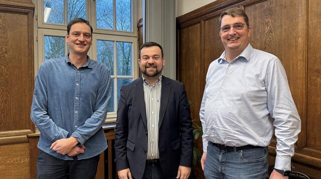 Von links: Gregor Spanke, Bürgermeister Dimitrios Axourgos und Holger Kampshoff.
 | Foto: Stadt Schwerte / Ann-Kathrin Neumann