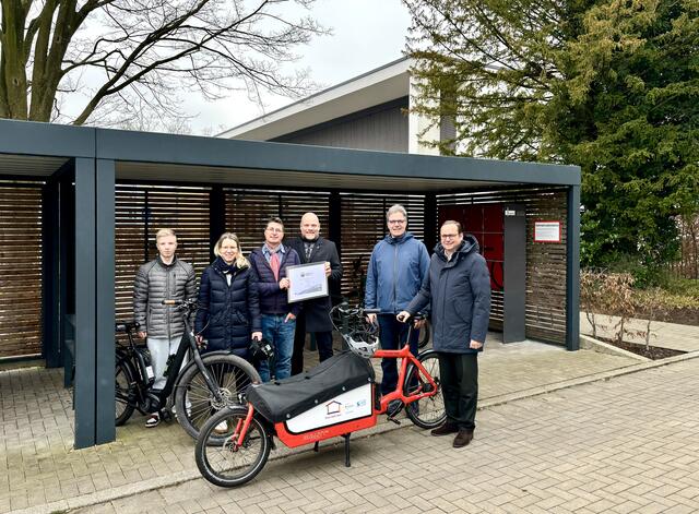 Oberbürgermeister Thomas Kufen (rechts) gratulierte Holger Gierth (3. v. r., Vorstandsvorsitzender des Franz Sales Hauses) bei der Zertitifikatsübergabe durch Andreas K. Bittner (ADFC) zur Auszeichnung in Gold. Der Fahrradbeauftragte des Franz Sales Hauses, Ewald Brüggemann (2.v.r.) und Azubi Martin Niggeling (l.) präsentierten unter anderem Eva Harm (Essener Wirtschaftsförderungsgesellschaft EWG) eines der Dienst-E-Bikes und Lasten-E-Räder sowie die kostenlose Ladestation. | Foto: Franz Sales Haus