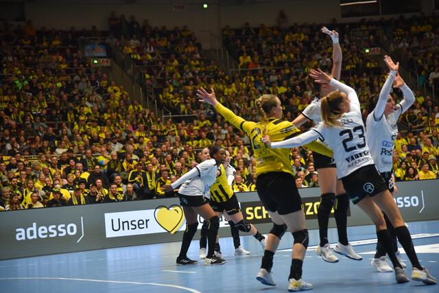Emma Olsson ist empfangsbereit, drei Spielerinnen von Siofok wollen sie ins "Gefängnis" einsperren... | Foto: Fotoarchiv Merkel und Merkel, Bronco54
