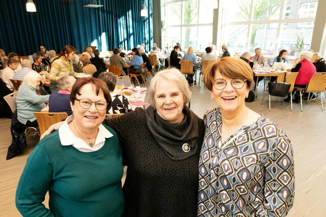 Diese und das nächste Foto vom jüngsten Ökumenischen Frauenfrühstück verdeutlicht den stets guten Besuch in Duisburg Wedau. Zu sehen sind hier Uta Fischer, Elke Jäger) und Sabine Kandel (v.l.).
Foto: Bartosz Galus

