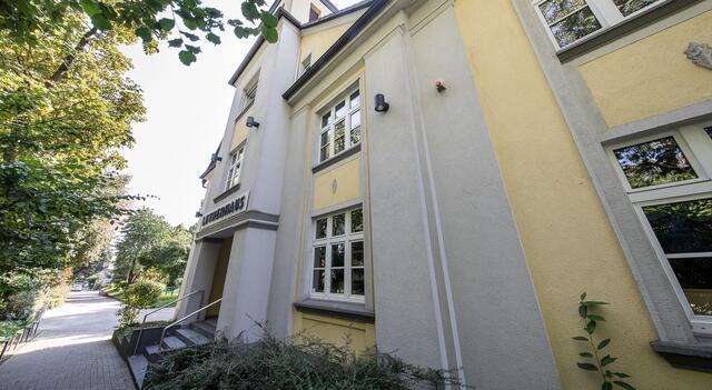 Wird 100 Jahre alt: Das Lutherhaus an der Bandstraße ist der Mittelpunkt und zentrale Gottesdienstort der Evangelischen Kirchengemeinde Bedingrade-Schönebeck.  | Foto: Kirchenkreis Essen/Achim Pohl