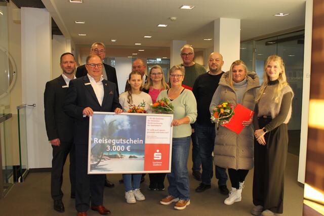 Übergabe Reisegutscheine aus der PS-Sparlotterie "An sich und andere denken"