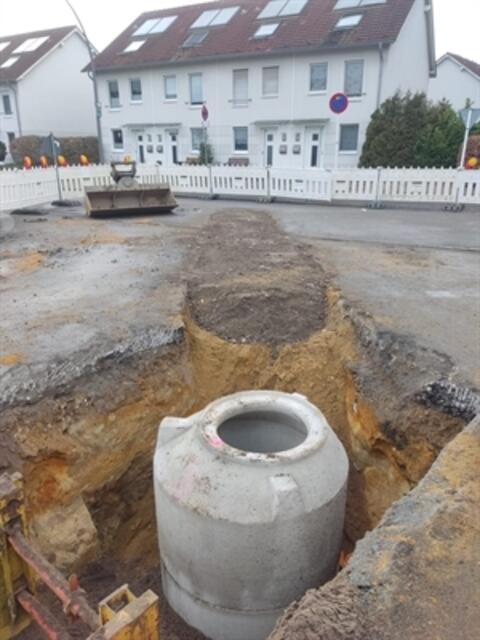 Während die Amselstraße wieder freigegeben wird, dauern die Arbeiten in der Spechtstraße (Foto) noch an.

© Foto: Stadt Marl / ZBH