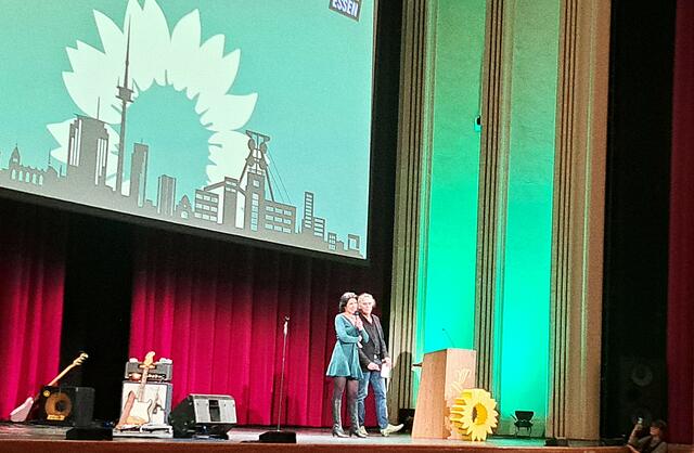 Auf der Lichtburgbühne - hier die Vorstellung von Elke Zeeb und Stephan Neumann,  beide nicht nur grüne Direktkandidaten für die beiden Essener Bundestagswahlkreise, sondern auch aktive Mitglieder grünen Stadtratsfraktion.  | Foto: Walter Wandtke