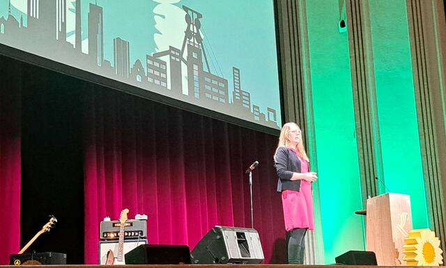 Katharina Dröge , Fraktionsvorsitzende der bündnisgrünen Fraktion im Bundestag ermutigte das Auditorium in der Lichtburg, die rechtliche Zeit vor dem Wahltag noch mit voller Energie in Infostände, Haustürwahlkampf und offen-überzeugende Diskussionen mit den Wähler*innen zu füllen. Nach der Bundestagswahl darf es keinen Ruck nach Rechts geben! | Foto: Walter Wandtke