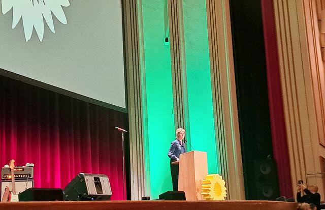 Auch wenn jetzt die Bundestagswahl die meisten Kräfte bündeln muß, wirft die Kommunalwahl NRW im September schon ihre Netze aus. Inga Marie Sponheuer ist die grüne Kandidatin für das Amt der Oberbürgermeisterin. Sie stellte in der Lichtburg ihre wichtigsten Ansprüche an ökologische, soziale wie auch flüchtlingsfreundliche Stadtpolitik vor. | Foto: Walter Wandtke