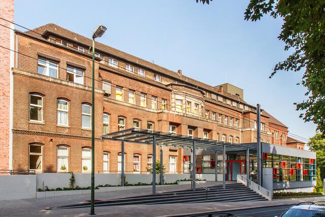Hinter den historischen Mauern hat sich in den letzten Jahren viel verändert. Bei laufendem Betrieb wurden Stationen modernisiert, Radiologie, ZNA, Endoskopie und Herzkatheter-Messplätze umgebaut.  | Foto: Philippusstift Essen