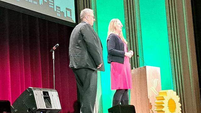 Mehrdad Mostofizadeh,  Landtagsabgeordneter und Vorsitzender dsr Grünen Kreisverbands Essen gibt hier  gerade die Lichtburgbühne für Katharina Dröge, die Vorsitzende der Bündnisgrünen Bundestagsfraktion frei.  | Foto: Walter Wandtke