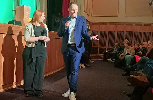 Hier noch vor der Bühne innerhalb der Besucherreihen: Gönül Eglence, grüne Landstagsabgeordnete aus Essen und Kai Gehring, über 2 Jahrzehnte Essenes grüner Bundestagsabgeordneter, der jetzt einen neuen Lebensabschnitt jenseits des Bundestags beginnt. Im Gespräch und in einer kleinen Videoauswahl wurden noch einmal wichtige Stationen seiner politischen Arbeit im Bundestag beleuchtet. Kai Gehrings Schwerpunkte in Berlin waren insbesondere Bildungspolitik und mehr Bildungsgerechtigkeit in Schule und Universität. Zum anderen natürlich die rechtliche und gesellschaftliche Gleichstellung schwuler und queerer Lebensweisen. Da hat sich Kai Gehring  eine sicher gut nachklingenden Ruf erarbeitet. | Foto: Walter Wandtke