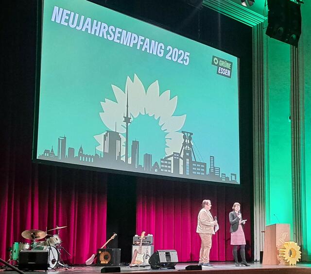 Die einleitende Moderation des grünen Jahrsempfangs in der Lichtburg übernahmen Christine Müller-Hechfellner als Vorsitzende des Essener Kreisverbands und Sandra Schumacher, Vorsitzende der grünen Stadtratsfraktion. | Foto: Walter Wandtke