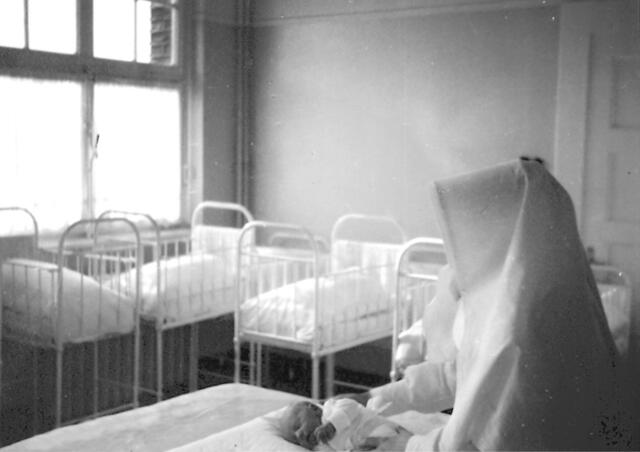 Blick in ein Säuglingszimmer. Über viele Jahre waren Ordensschwestern für die Pflege der Patienten im Philippusstift zuständig. Zunächst die Schwestern von der Hl. Elisabeth, später die Hiltruper Missionsschwestern.  | Foto: Philippusstift Essen