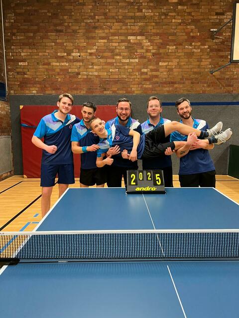 Die erste Mannschaft, der erste Tabellenplatz (v.li) Marco Pozzi; Nikandr Stürmer; Jani Richter(vorne); Marius Adamek; Matthias Daniel &amp; Christian Zielke 