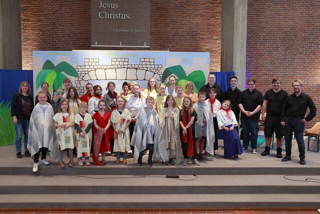 Das Foto wurde bei der Premiere des Kindermusicals „Zachäus“ in der Obermeidericher Kirche am 22. Mai 2022 gemacht und zeigt alle Mitwirkenden, Groß und Klein.
Foto: Michael Rogalla
