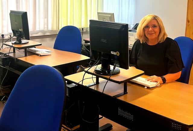 Das Foto zeigt Maria Hönes im Computerraum an der Paul-Gerhardt-Straße.
Foto: Ev. Rheingemeinde Duisburg
