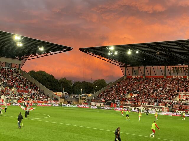 Die FDP-Fraktion bedauert es sehr, dass Essen als Austragungsort abgelehnt wurde, sieht sich aber in ihrem Kurs bestätigt, den Eckenschluss unabhängig dieser DFB-Entscheidung gefordert zu haben. 