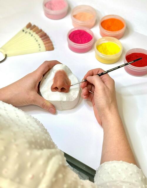 Wenn Menschen durch eine Erkrankung oder einen Unfall Gesichtsteile verlieren, benötigen sie eine Epithese. Hier fertigt eine Epithetikerin eine Nase aus Silikon. | Foto: Tina Tesoro/Institut für Epithetik Dehnbostel &amp; Tesoro GbR