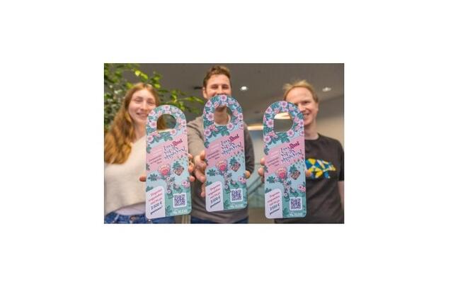 Laden zur Teilnahme am Vorgartenwettbewerb der Stadt Kleve ein (v.l.): Klimaanpassungsmanagerin Merle Gemke, Grünplaner Luc Boekholt und Klimaschutzmanager Christoph Bors. | Foto: Stadt Kleve