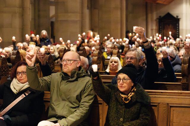Dieses Foto und weiteren Fotos stammen vom Friedensgebet in der Salvatorkirche. Es bildete den Auftakt zum „Lichtermeer für Demokratie und gegen den Rechtsruck“
Foto: Bartosz Galus
