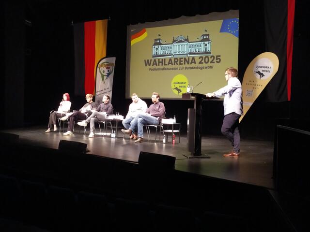 Das Podium und Tim Harpers (rechts im Bild) als gut aufgelegter Moderator