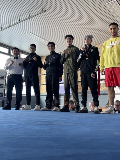 Zwei strahlende neue Niederrheinmeister: Mert Peker (2. v.l. und Junes Guerbouj (3. v.r.)