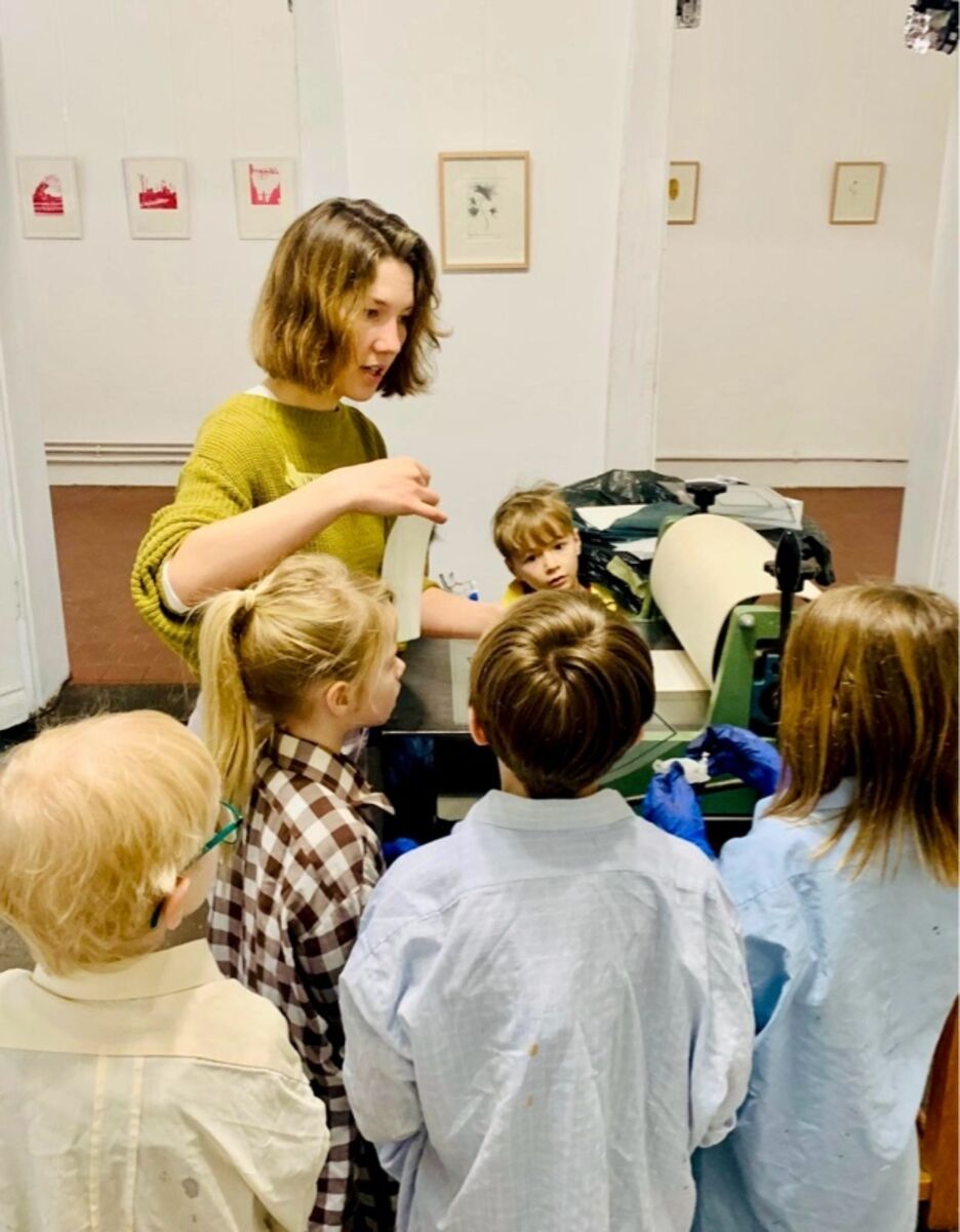 Anna Kaiser beim Workshop "DRUCK für KIDS" in der Villa Artis | Foto: Mülheimer Kunstverein und Kunstförderverein KKRR
