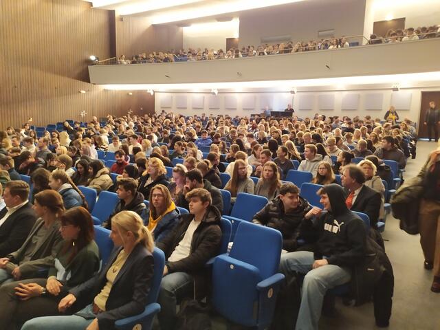 Das Bühnenhaus füllt sich