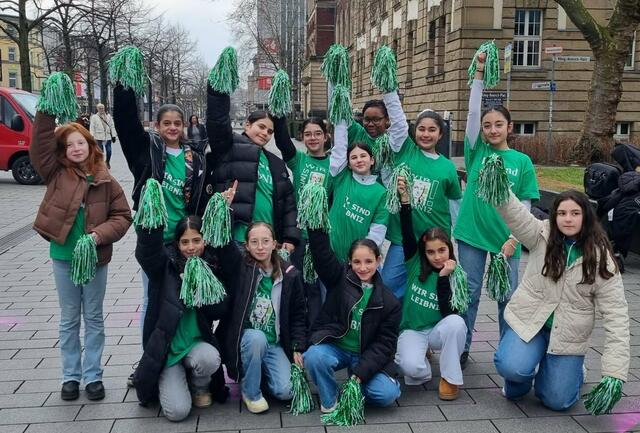 Die Tanz-AG der Leibniz-Gesamtschule war mittendrin! Die Mädchen aus dem 5. und 6. Jahrgang hatten wochenlang fleißig geübt, um mit voller Energie und ganz viel Herz auf der großen Bühne ein Zeichen gegen Gewalt an Frauen und Mädchen zu setzen.
 | Foto: Daniela Bittel
