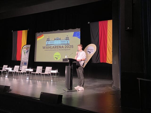 William Begerad vom Vorstand des Jugendrates grüßt das gut besetzte Bühnenhaus. | Foto: Stadt Wesel