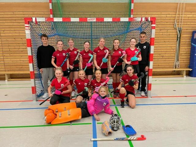 Die WU12 des HTC geht mit ihren beiden Trainern Emil Flocke (ganz links) und Jan Ackermann (ganz rechts) am kommenden Sonntag optimistisch in die Ruhrbezirksendrunde in Duisburg.  | Foto: HTC Kupferdreh