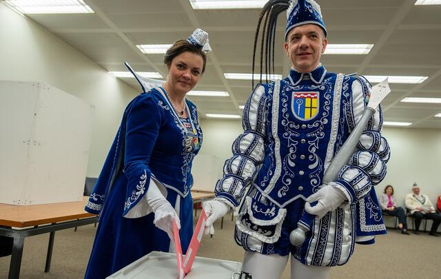 Prinzessin Niersia Kathrin und Prinz Alexander I. an der Wahlurne | Foto: Andreas Baum