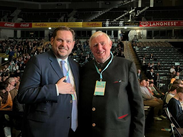 OB Daniel Schranz aus Oberhausen mit Karl-Josef Laumann Minister für Arbeit, Gesundheit und Soziales des Landes Nordrhein-Westfalen. | Foto: Andrea Becker
