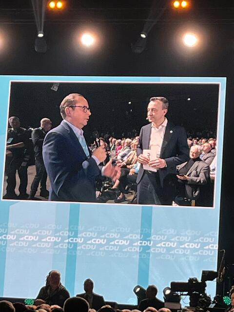 Paul Ziemiak im Gespräch mit Essens OB Thomas Kufen.  | Foto: Andrea Becker