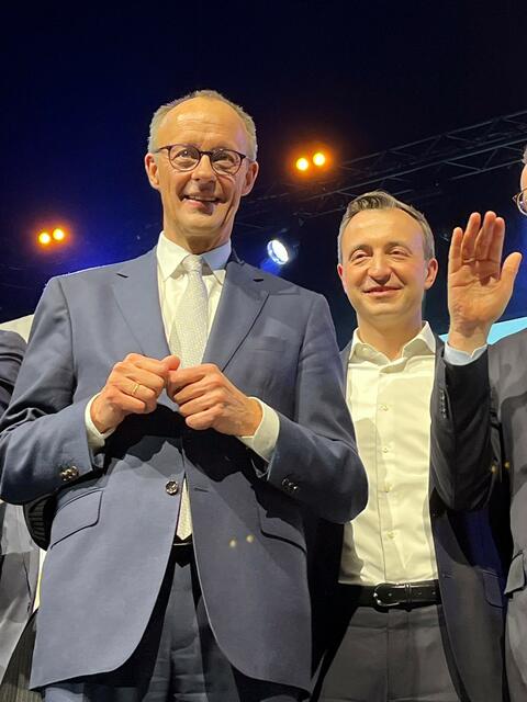 Oberhausen; Kanzlerkandidat Friedrich Merz und Paul Ziemiak, Generalsekretär der CDU NRW, auf der Bühne in der Rudolf Weber-Arena in Oberhausen beim Wahlkampfendspurt.  | Foto: Andrea Becker