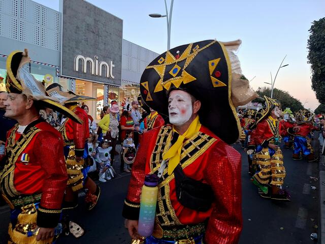 Kostüme herrlich bunt.