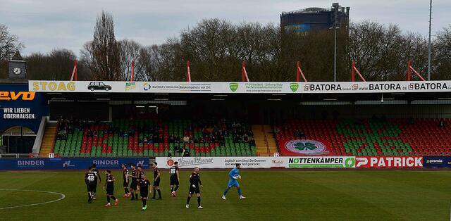 Spielbeginn im Niederrheinstadion 