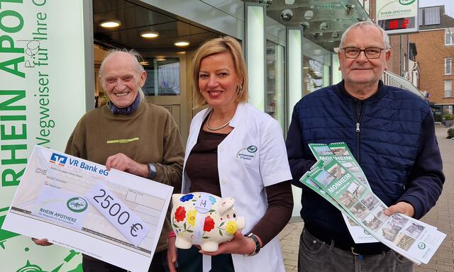 Emil Drösser (links) und Werner Geser von der Monheimer Bürgerstiftung freuen sich über die Spende von Apothekerin Dr. Kornelia Geißler. | Foto: Gerling