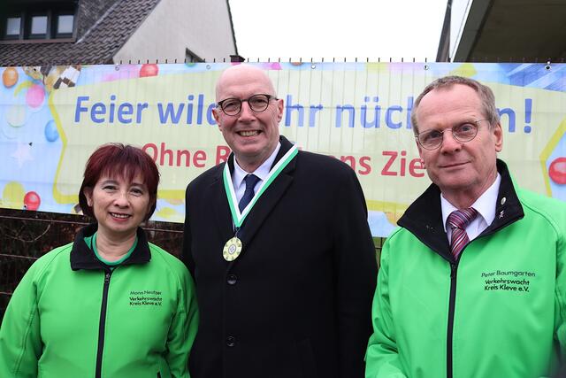 Mona Neutzer und peter Baumgarten verleihen Landrat Christoph Gerwers den Orden der Verkehrswacht Kreis Kleve e.V. | Foto: Giesbers Kreis Kleve